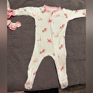 Kyte BABY Unicorn Print Footie Pajamas - Pink and white